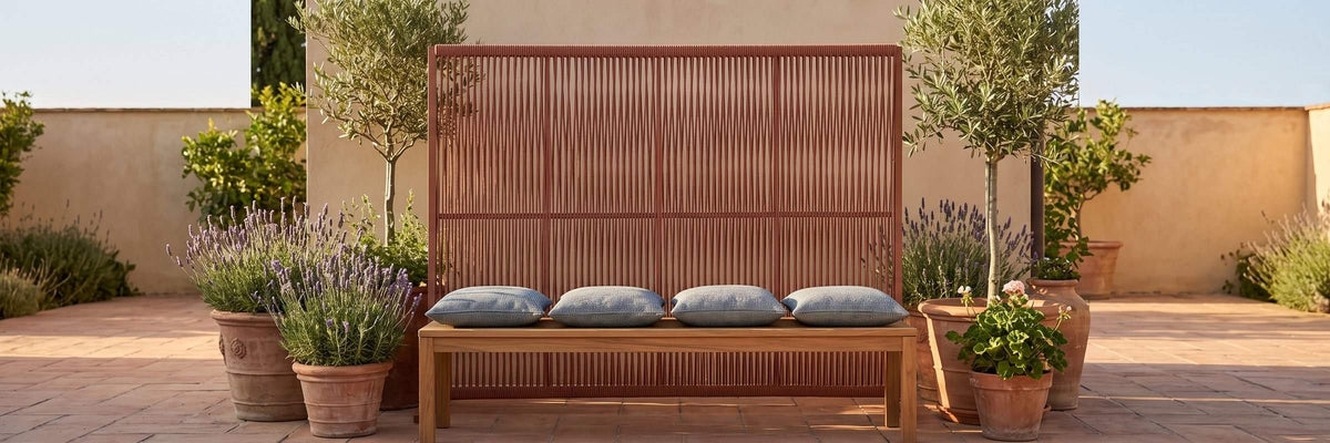 Accessoires Outdoor: Outdoor Kissen Ipek 60x40 und Paravent Paxson Sierra 180x120 cm lachsrot auf der Terrasse