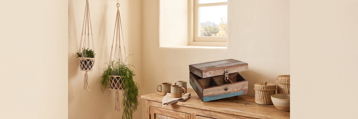 STUFF Loft Accessoires: Teebox und Makramee Blumenampel im Wohnambiente