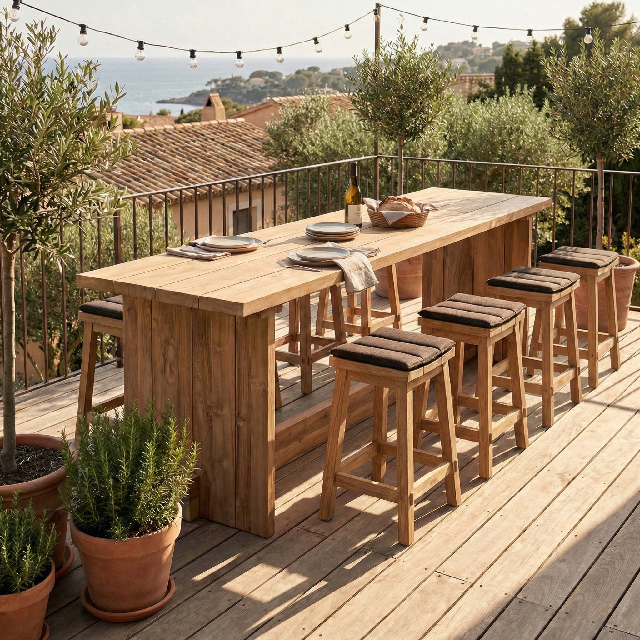 Gommaire Alex Outdoor Bartisch aus massivem Teakholz mit passenden Barhockern