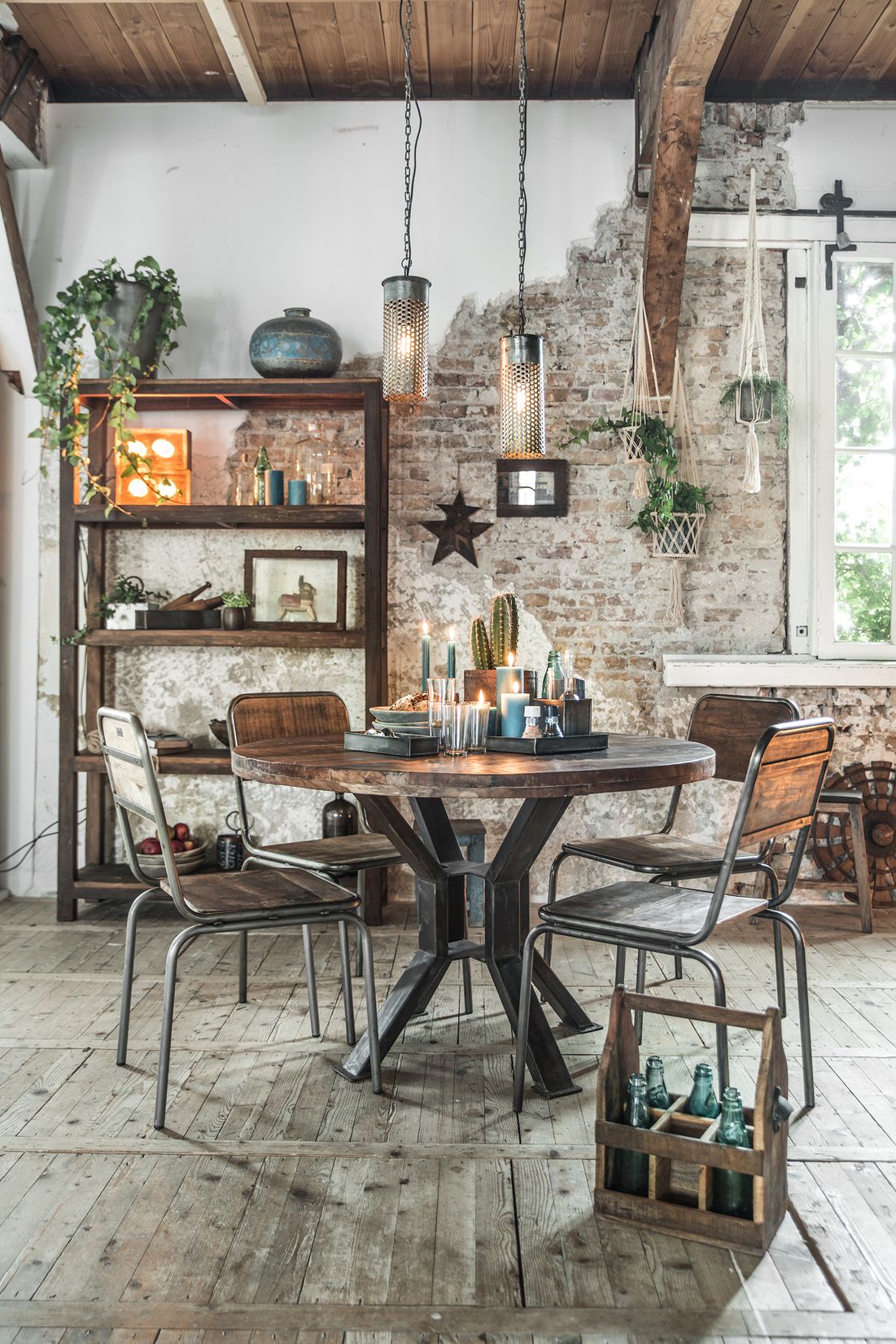 Runder Esstisch im Vintage-Industrial Design Handmade aus recyceltem Altholz von STUFF Loft