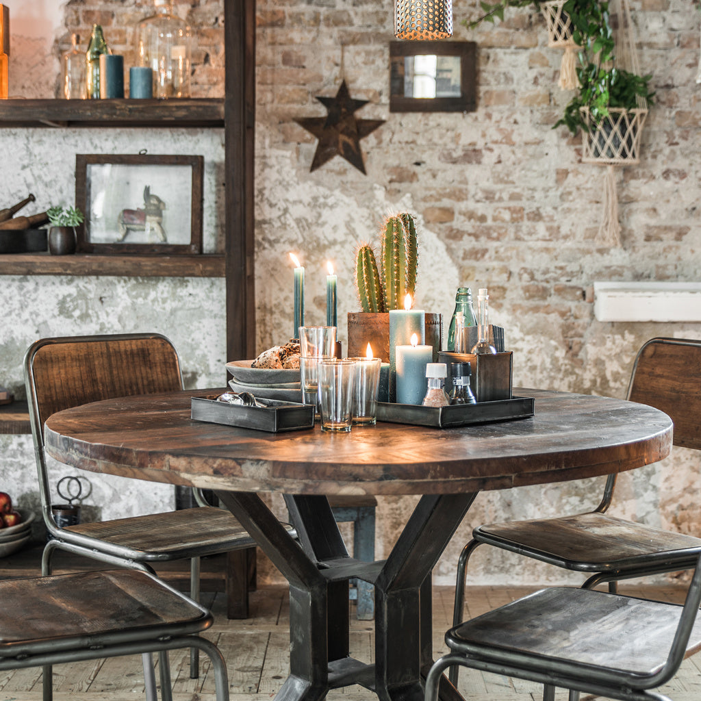 Runder Esstisch im Vintage-Industrial Design Handmade aus recyceltem Altholz von STUFF Loft
