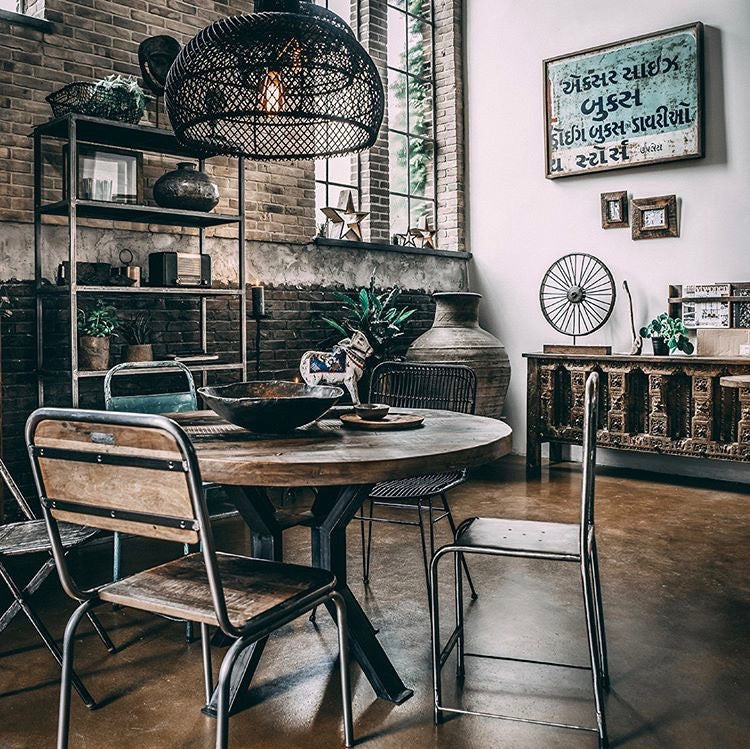 Runder Esstisch im Vintage-Industrial Design Handmade aus recyceltem Altholz von STUFF Loft