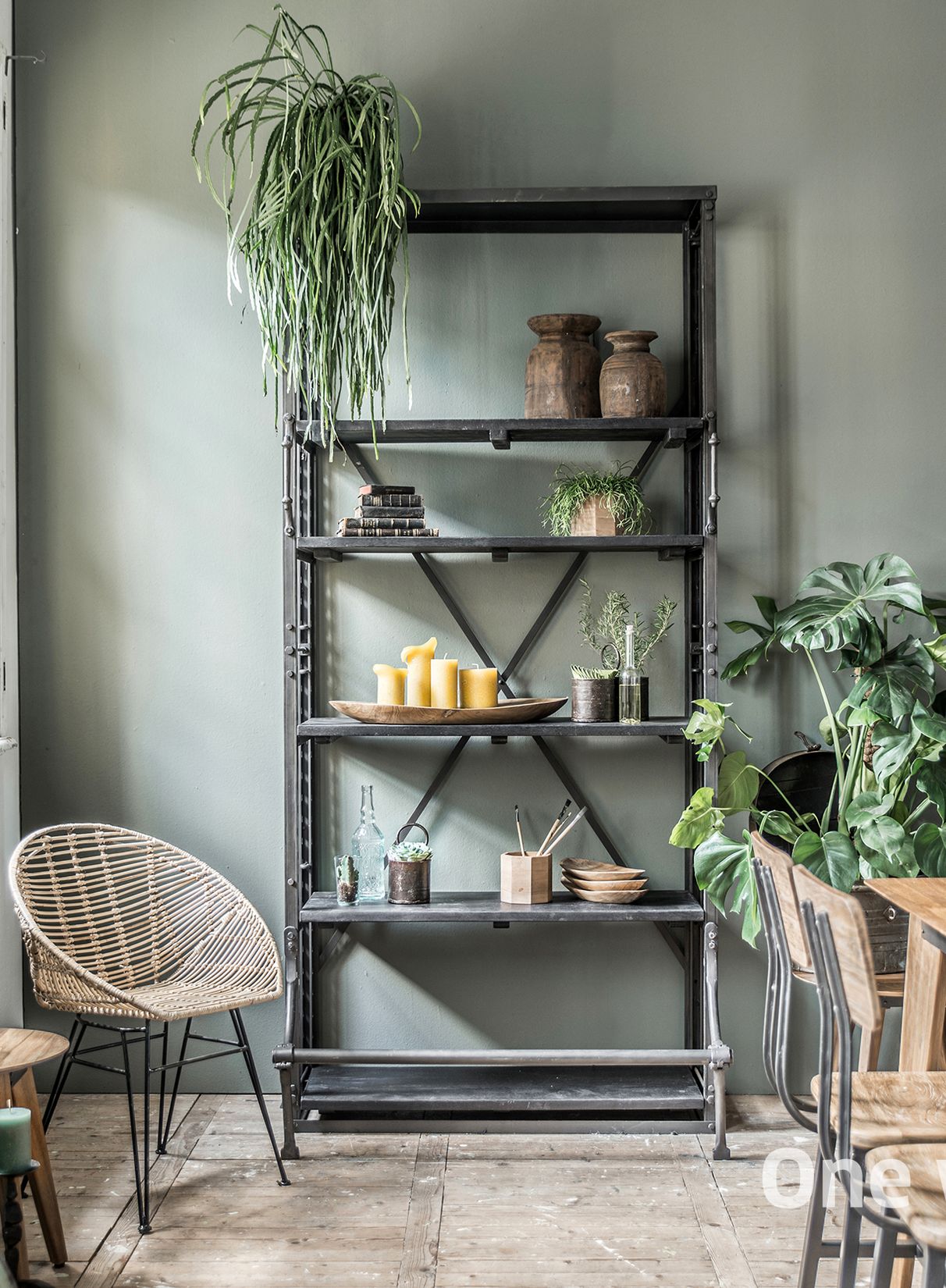 Bücherregal Designklassiker der 1940er mit Holzböden und Industrial Look