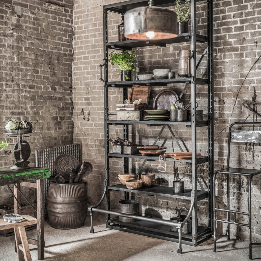 Bücherregal Designklassiker der 1940er mit Holzböden und Industrial Look