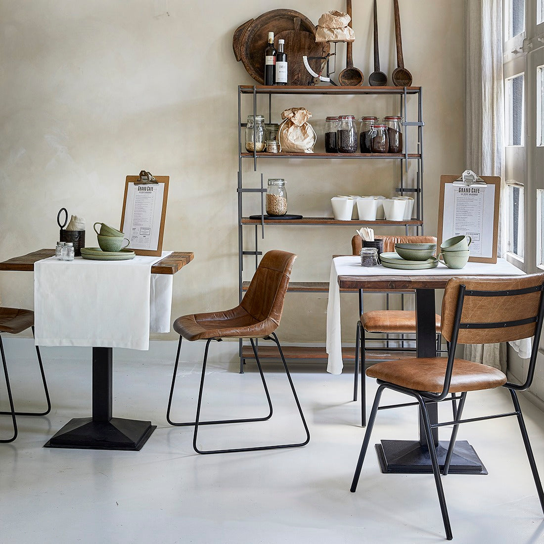 Quadratischer Bistrotisch aus massivem Altholz mit Eisenfuß für Gastronomie und Bistro | STUFF Loft