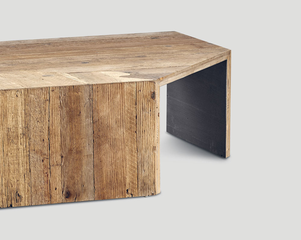 Geometrisch verspielter Couchtisch aus Altholz - Dialma Brown