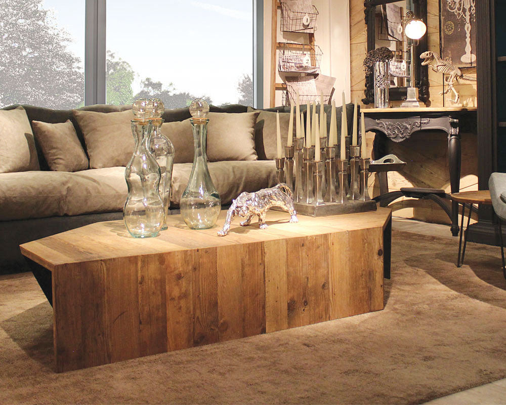 Geometrisch verspielter Couchtisch aus Altholz - Dialma Brown