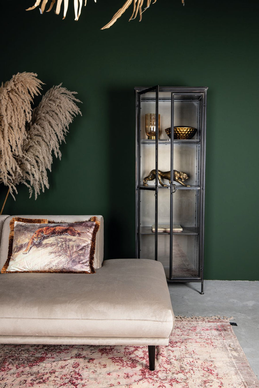 Simple Metal High Cabinet mit Glasfronten in einem stilvollen Wohnambiente