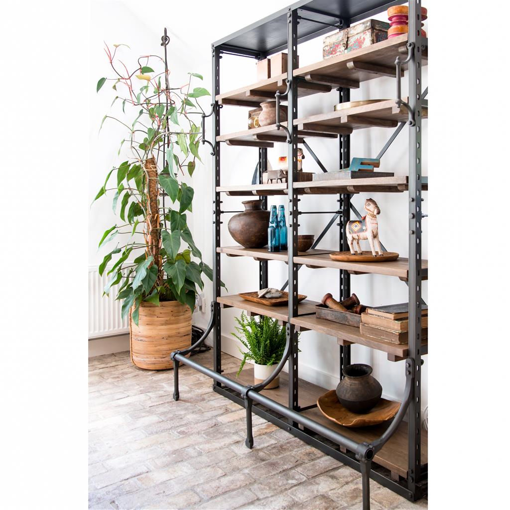 Doppeltes Archivregal mit charakteristischer Fußstange | STUFF Loft