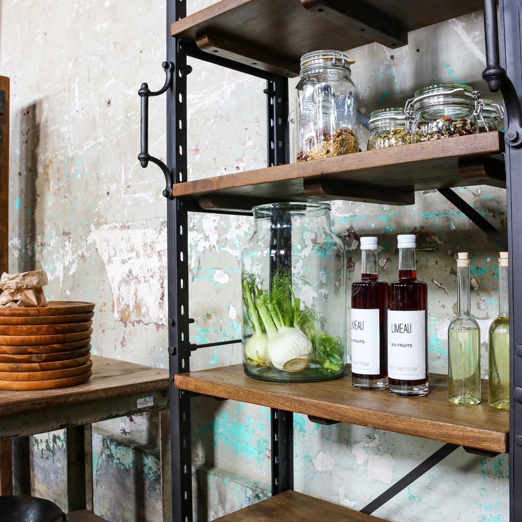 Detailaufnahme Metallrahmen und Altholzböden | STUFF Loft