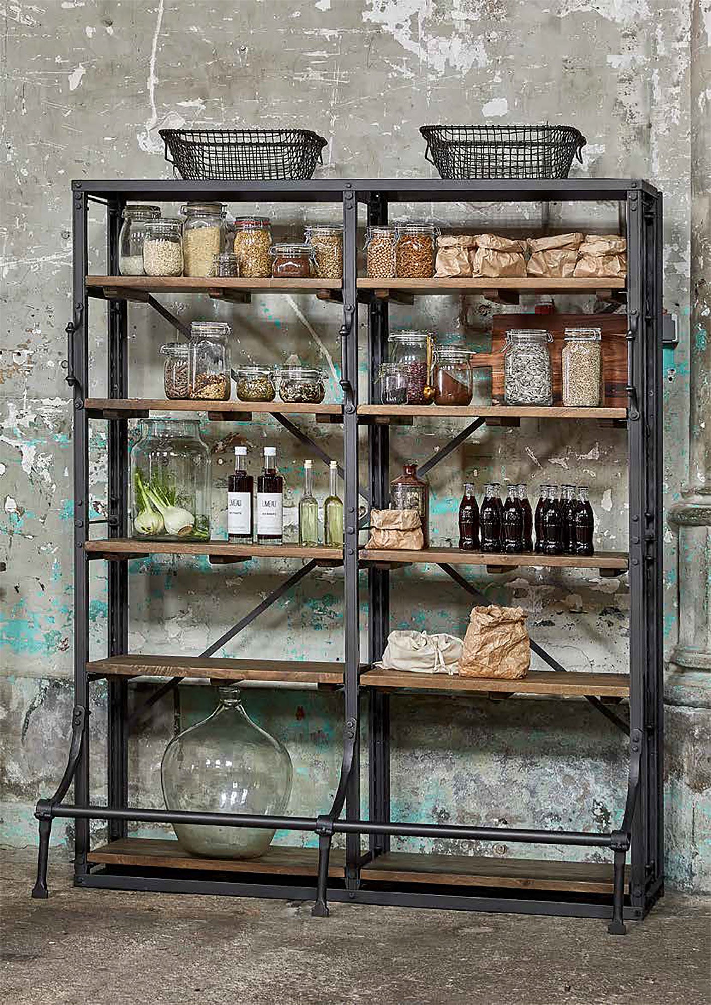 Doppeltes Archivregal mit charakteristischer Fußstange | STUFF Loft