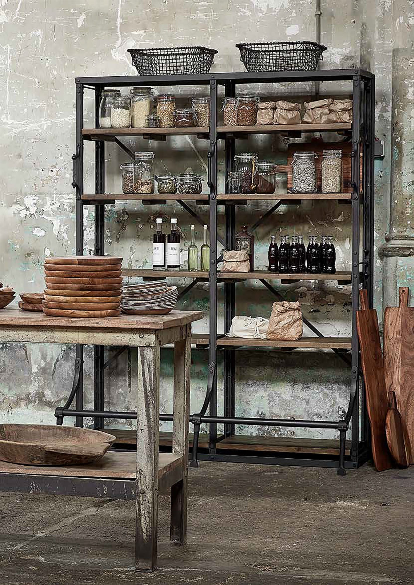 Doppeltes Archivregal mit charakteristischer Fußstange | STUFF Loft