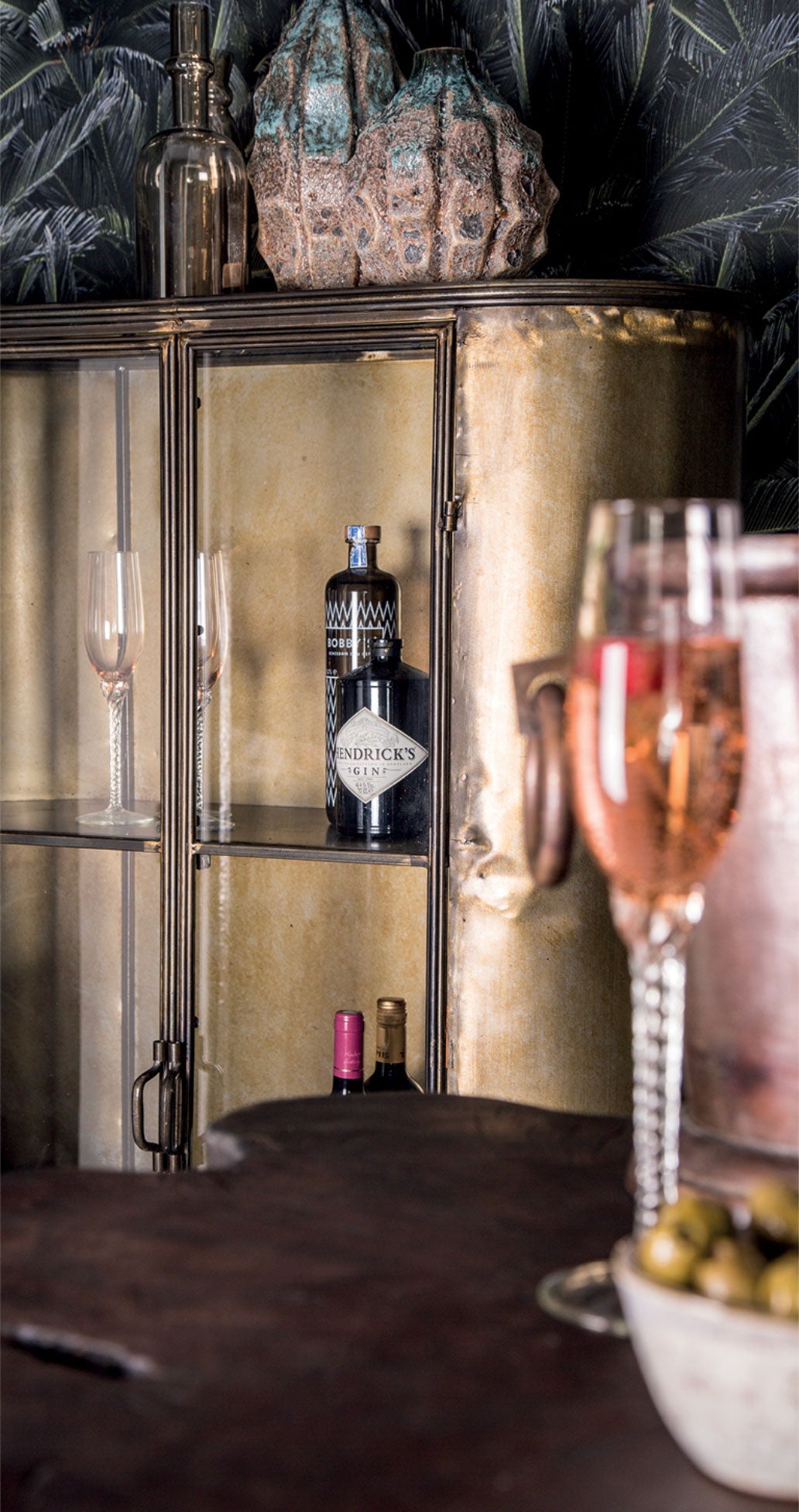 Vitrinenschrank Spacer Messing Eisen von PTMD