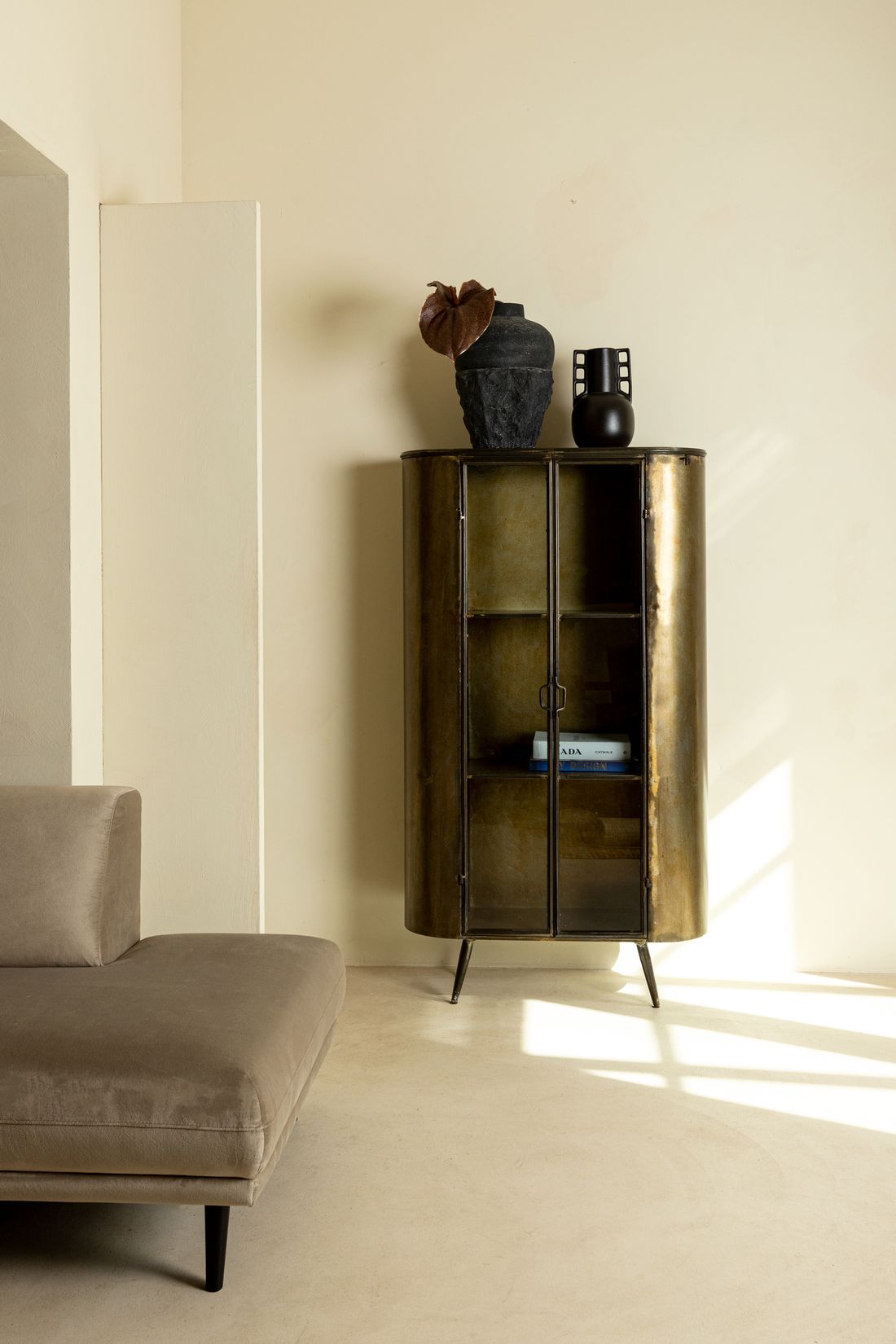 Vitrinenschrank Spacer Messing Eisen von PTMD