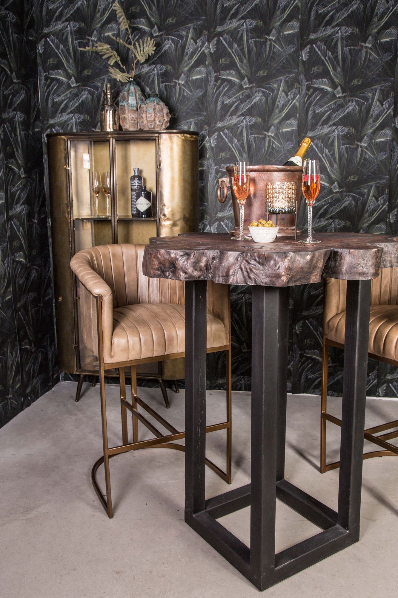 Vitrinenschrank Spacer Messing Eisen von PTMD