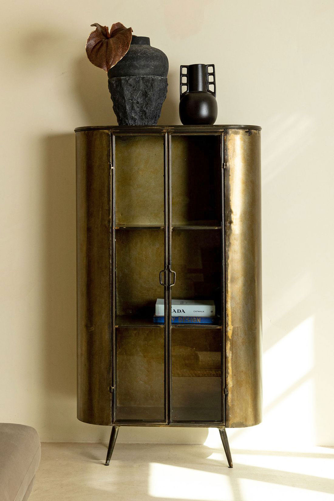 Vitrinenschrank Spacer Messing Eisen von PTMD