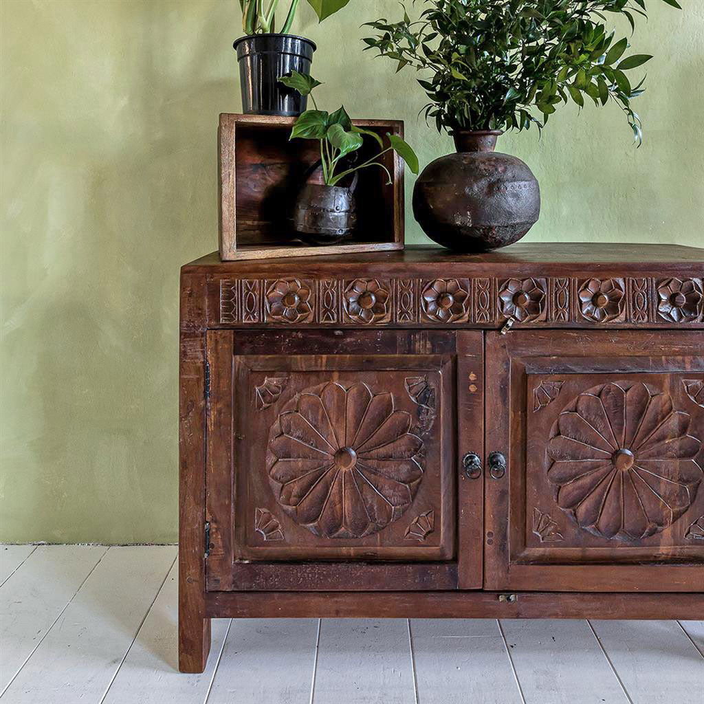 Sideboard Flower aus der Heritage Kollektion mit handgeschnitzten Blumenmotiven, gefertigt aus recyceltem Holz | STUFF Shop
