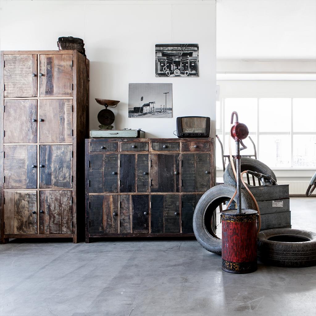 Schrank Heritage mit 8 Türen aus recyceltem Holz im Industrial-Stil mit Metallbeschlägen