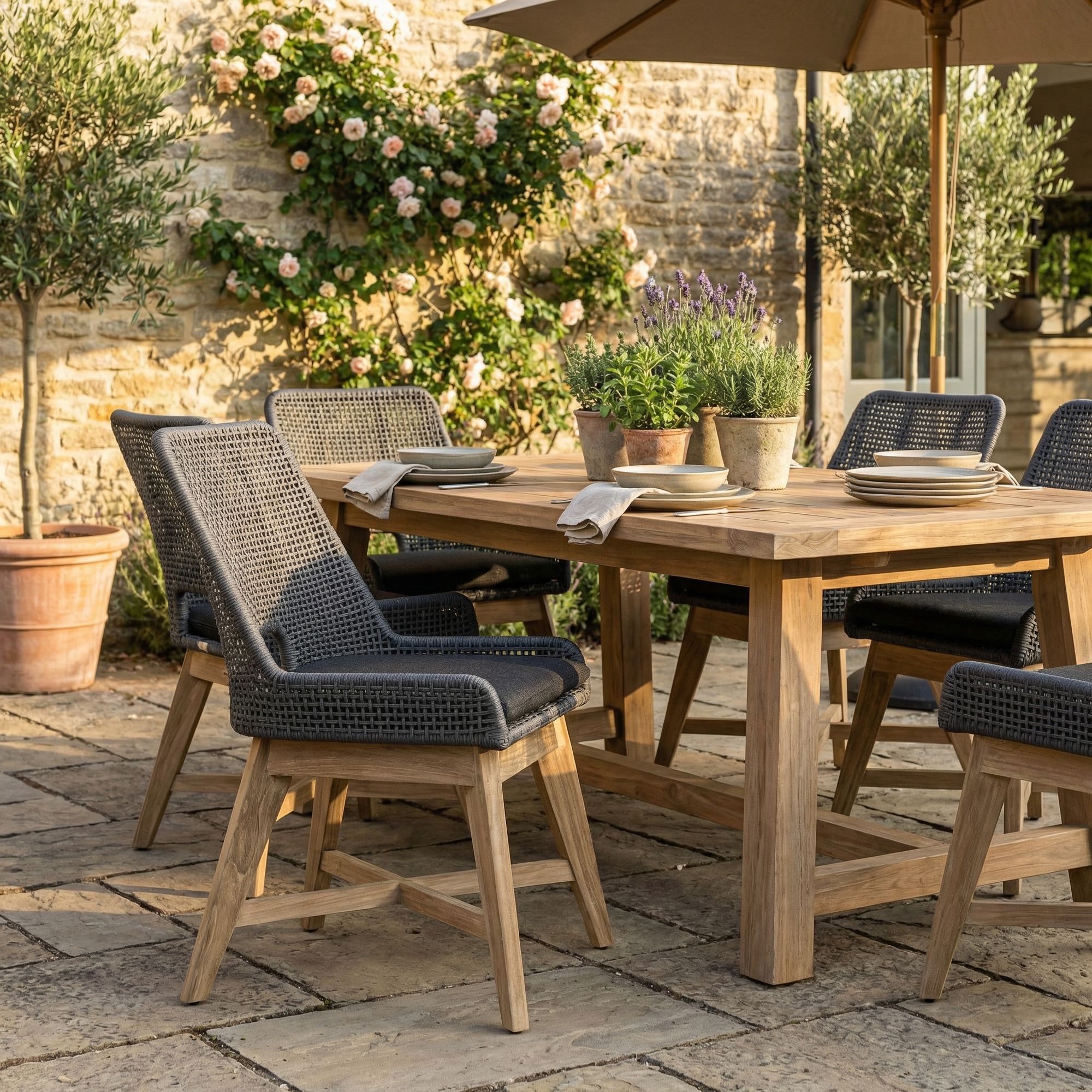 Outdoor Stuhl Hesperia mit Sitzkissen und Teakholzbeinen Dunkelgrau | Bizzotto bei STUFF Shop kaufen