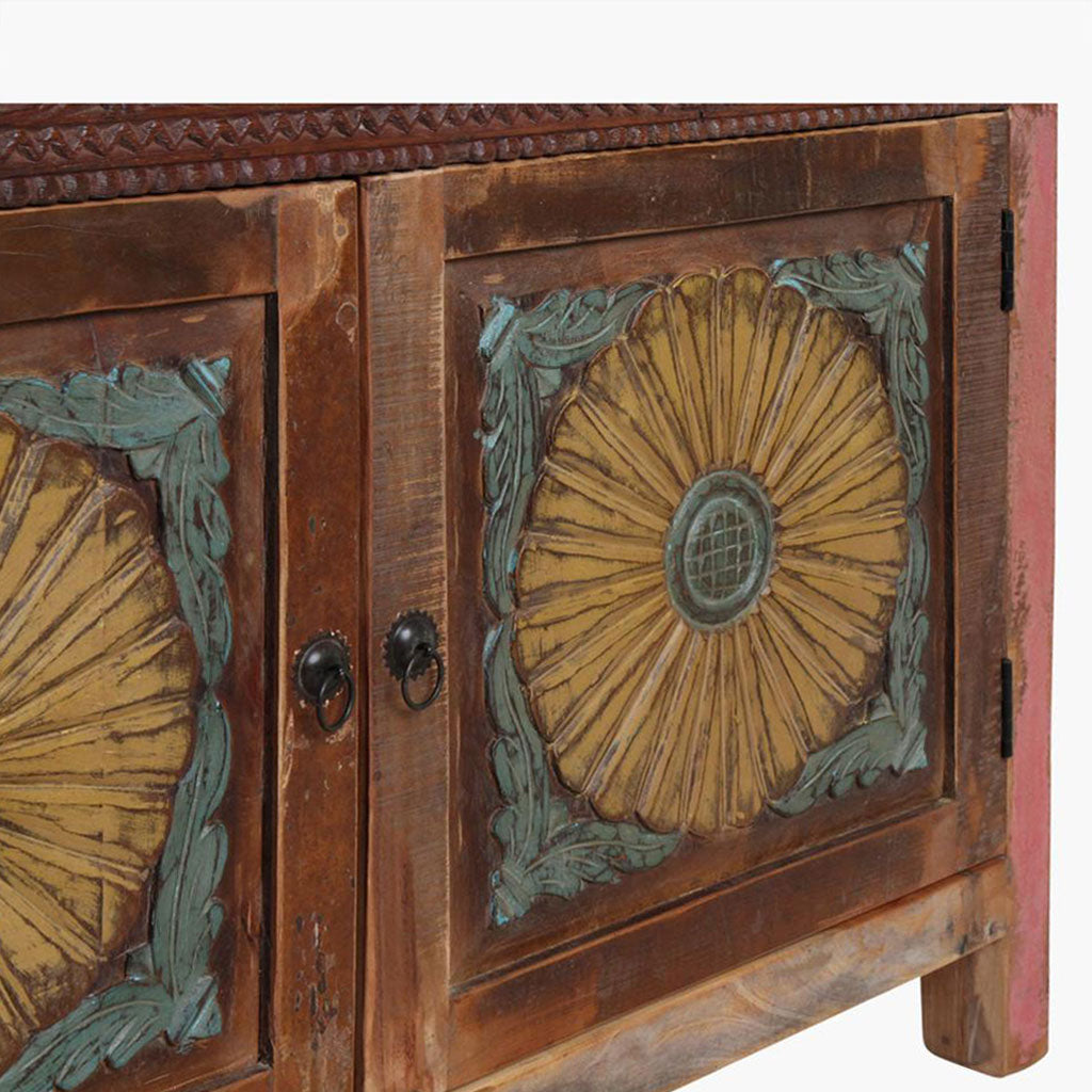 Farbenfrohes Sideboard Flower aus recyceltem Altholz mit floralen Schnitzereien | STUFF Loft