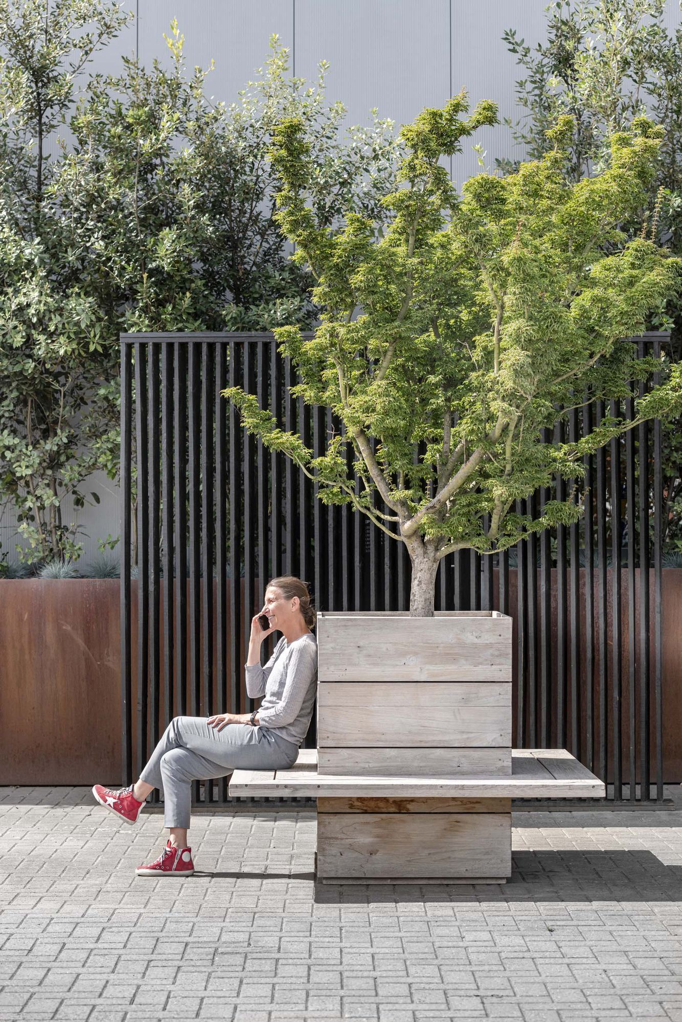 Pflanzkübel Fredy XL aus Teakholz in Natural Grey für Outdoor mit Sitzfläche | Gommaire bei STUFF Shop kaufen