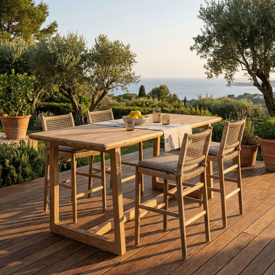 Outdoor Bartisch Dennis aus recyceltem Teakholz in Natural Grey im Outdoor Ambiente | Gommaire bei STUFF Shop kaufen