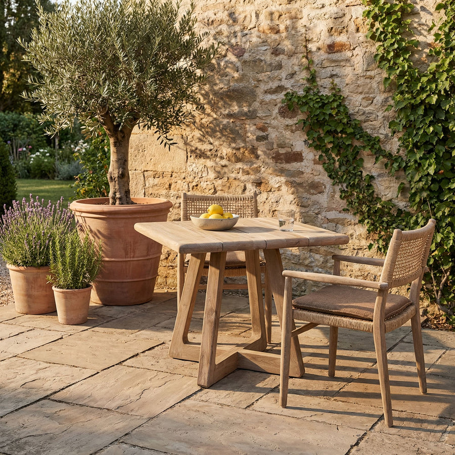 Outdoor Bistrotisch Dennis aus recyceltem Teakholz in Natural Grey 85x85 cm von Gommaire | STUFF Shop