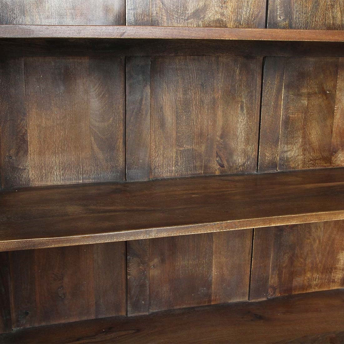 Vitrine Heritage Tall mit geöffneten Türen aus recyceltem Mangoholz – STUFF Loft