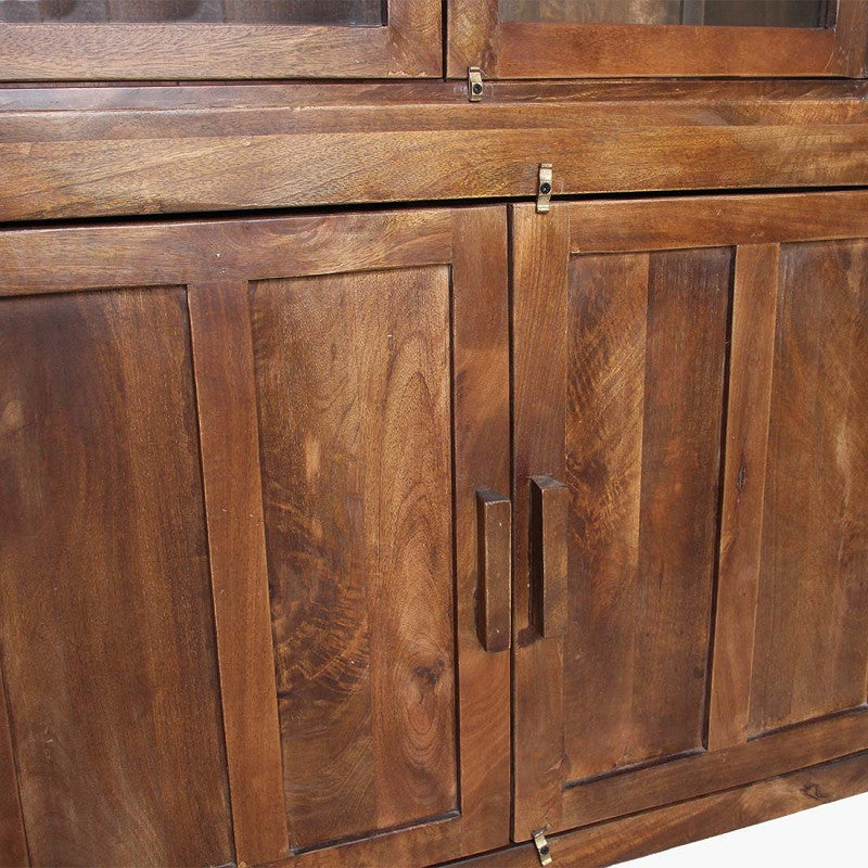 Vitrine Heritage Tall mit geöffneten Türen aus recyceltem Mangoholz – STUFF Loft
