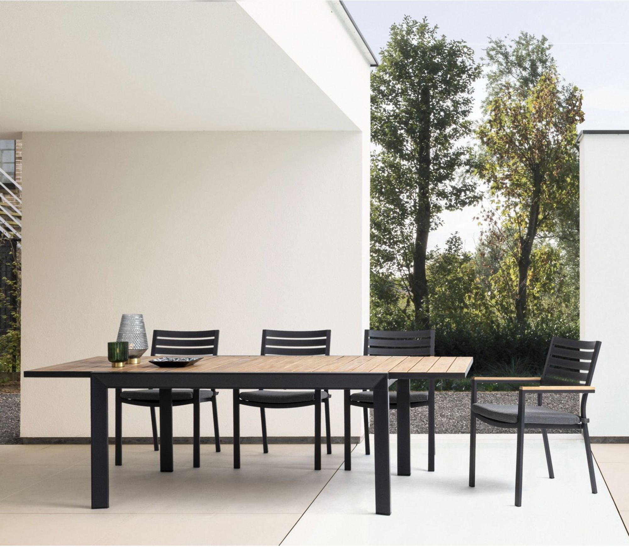 Outdoor Esstisch Belmar Anthrazit ausziehbar 220/340 in Holzoptik mit Aluminiumgestell | Bizzotto bei STUFF Shop kaufen