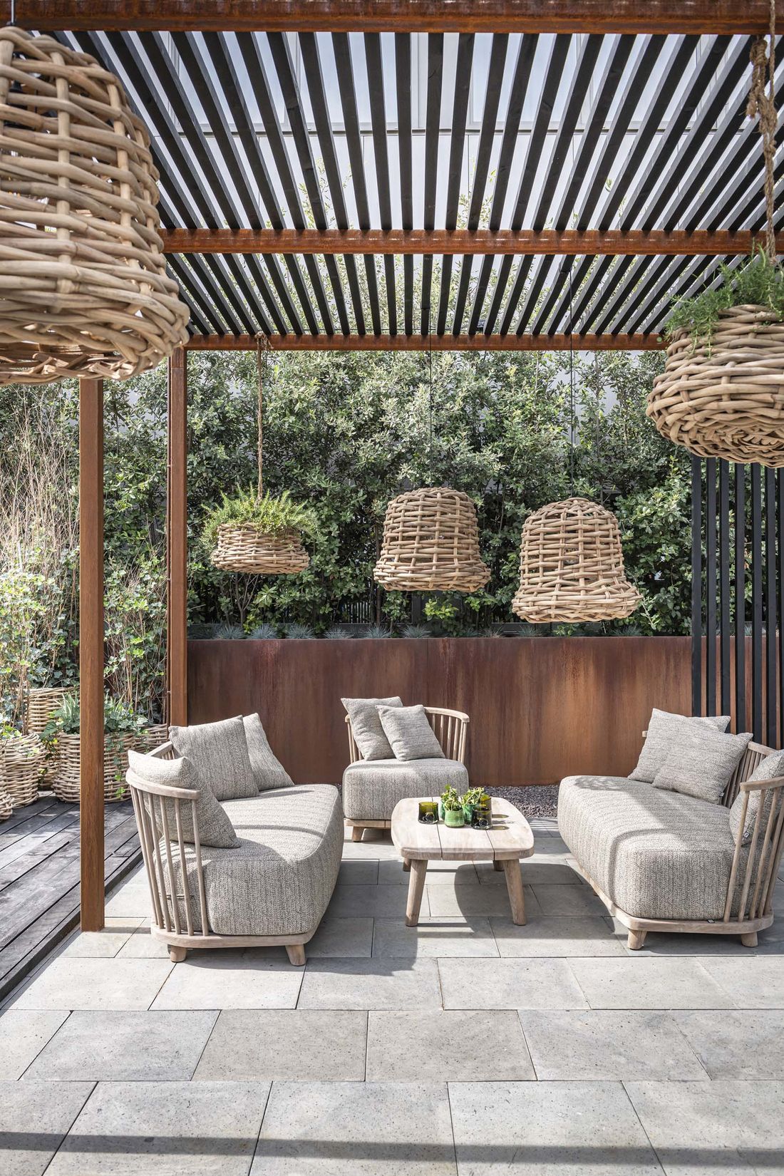 Outdoor-Sessel Carol aus Teakholz Natural Grey mit Polstern in Knelout, Knelout Deluxe, Ktextout oder Ktextout Deluxe – Gommaire Design bei STUFF Shop