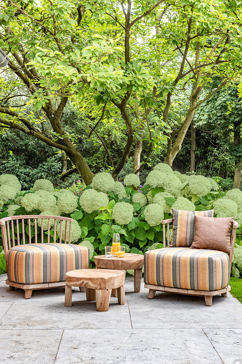 Outdoor-Sessel Carol aus Teakholz Natural Grey mit Polstern in Knelout, Knelout Deluxe, Ktextout oder Ktextout Deluxe – Gommaire Design bei STUFF Shop