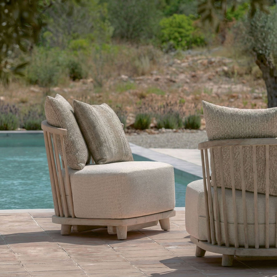 Outdoor-Sessel Carol aus Teakholz Natural Grey mit Polstern in Knelout, Knelout Deluxe, Ktextout oder Ktextout Deluxe | Gommaire Design bei STUFF Shop