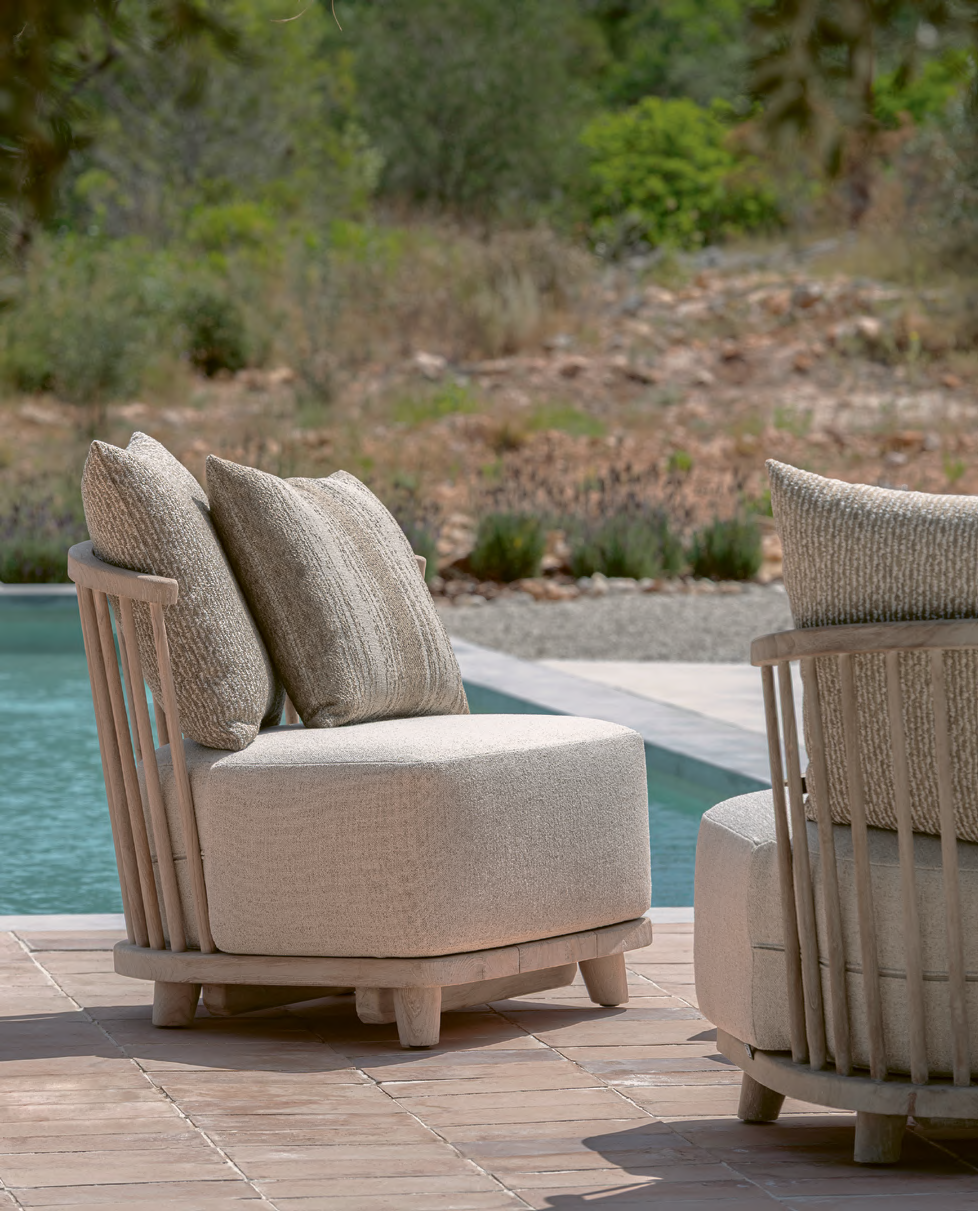 Outdoor-Sessel Carol aus Teakholz Natural Grey mit Polstern in Knelout, Knelout Deluxe, Ktextout oder Ktextout Deluxe | Gommaire Design bei STUFF Shop