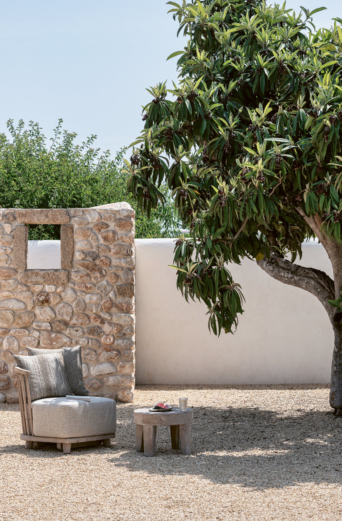 Outdoor-Sessel Carol aus Teakholz Natural Grey mit Polstern in Knelout, Knelout Deluxe, Ktextout oder Ktextout Deluxe | Gommaire Design bei STUFF Shop