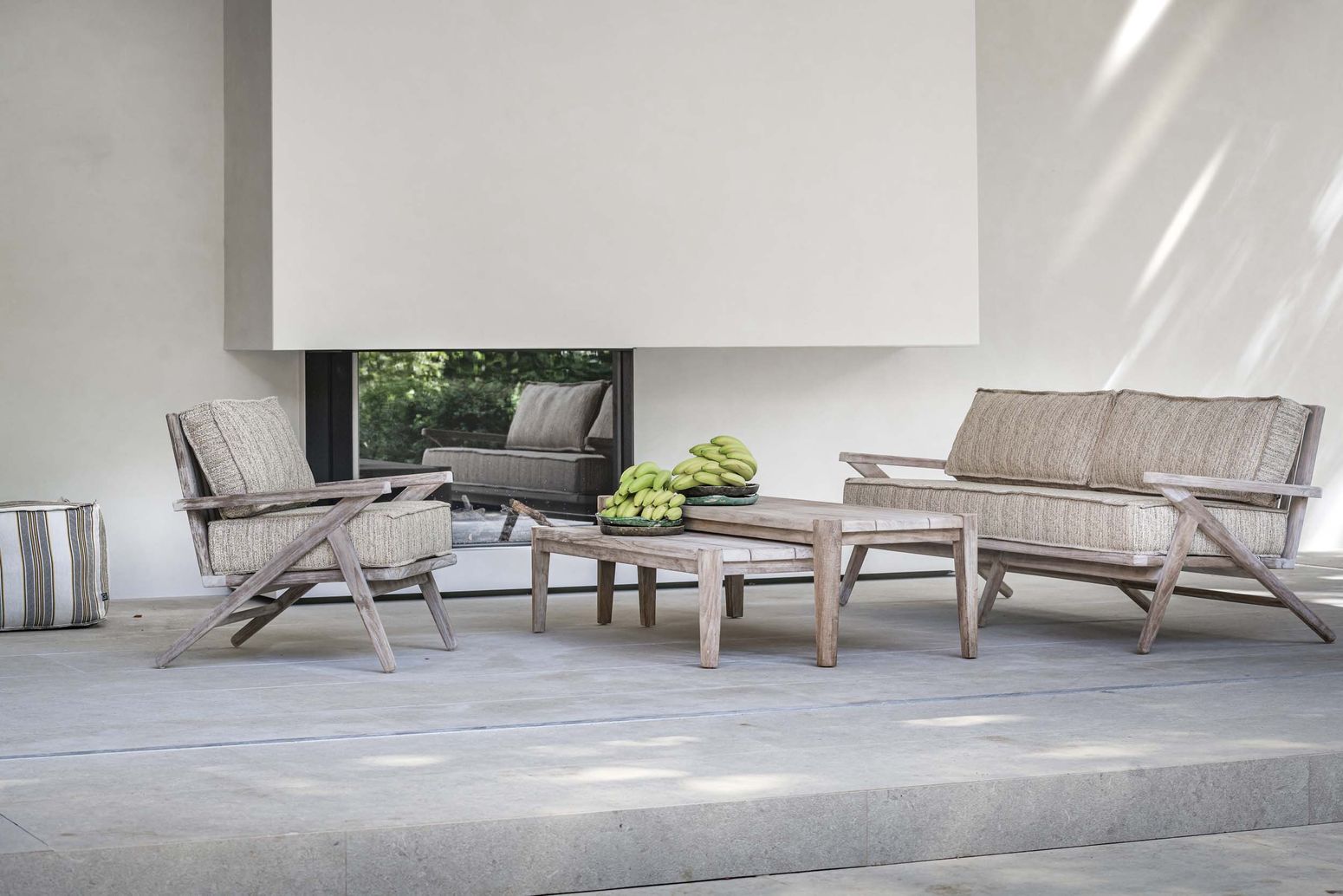 Lounge-Bereich mit Outdoor-Sofa Alabama aus der Gommaire Kollektion