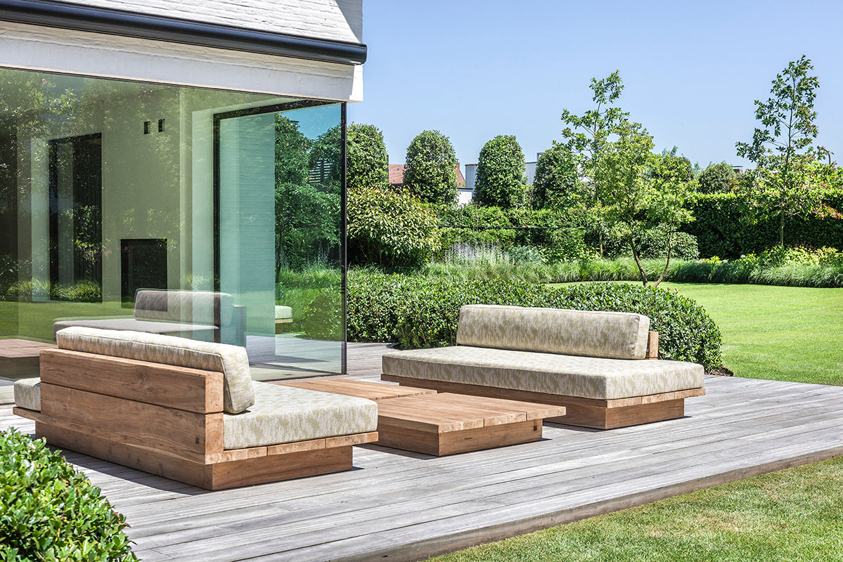 Outdoor-Lounge Sofa Magnus aus massivem Teakholz Natural Grey | wahlweise mit Ablagefläche (Small) oder durchgehendem Polster (Large) | Polster optional in Knelout, Knelout Deluxe, Ktextout oder Ktextout Deluxe