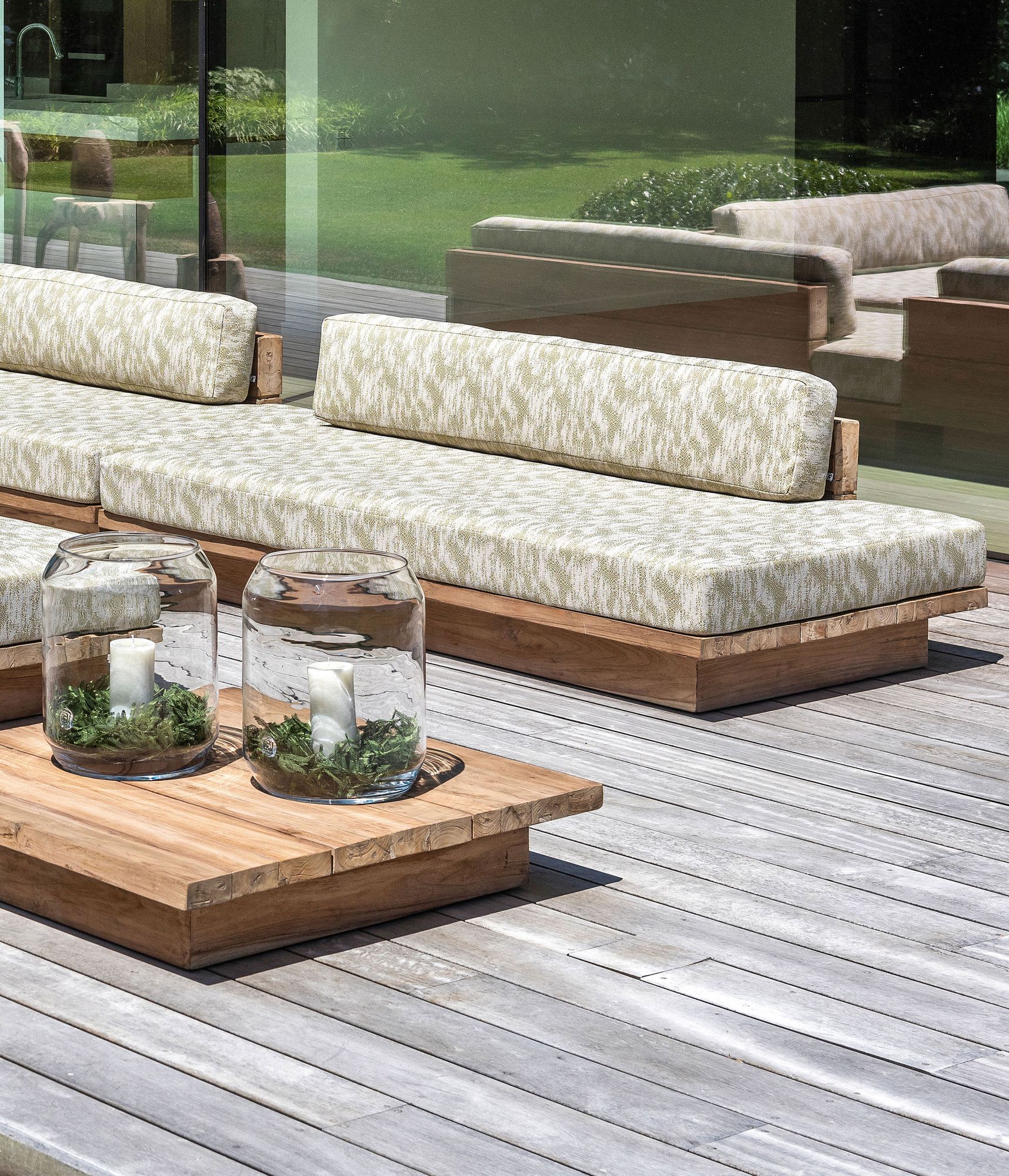 Outdoor-Lounge Sofa Magnus aus massivem Teakholz Natural Grey | wahlweise mit Ablagefläche (Small) oder durchgehendem Polster (Large) | Polster optional in Knelout, Knelout Deluxe, Ktextout oder Ktextout Deluxe