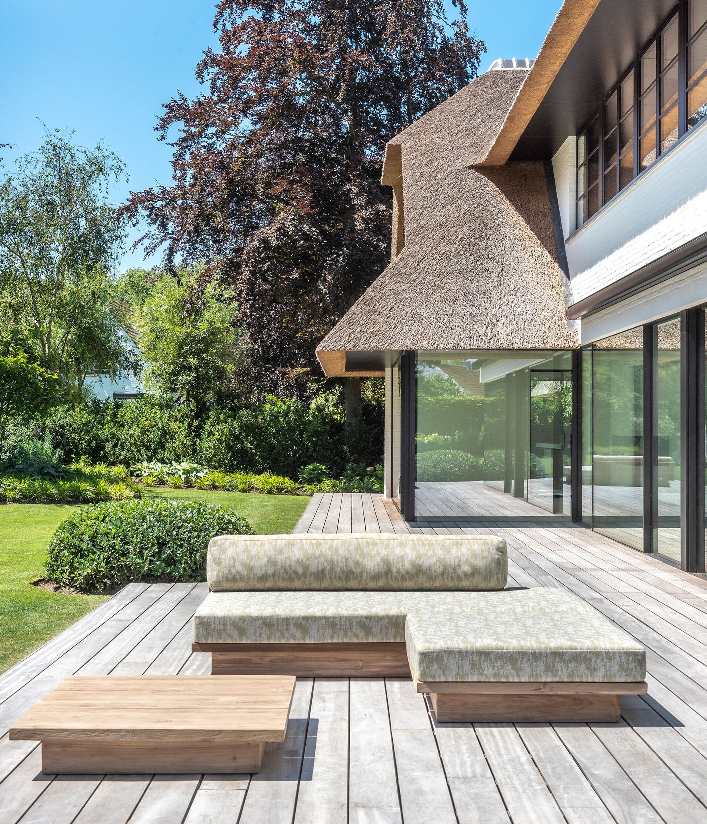 Outdoor-Ottomane Magnus aus massivem Teakholz Natural Grey | kombinierbar mit Magnus-Sofa | optional mit Outdoor-Polster in Knelout, Knelout Deluxe, Ktextout oder Ktextout Deluxe