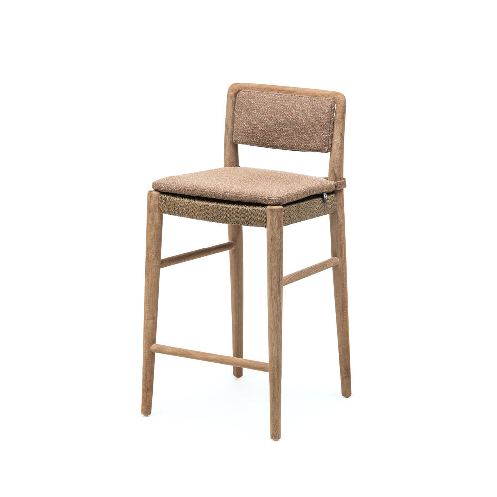 Outdoor Barstuhl Jared aus naturbelassenem Teakholz mit PE-Wicker-Geflecht auf der Sitzfläche, perfekt für Terrassen und Außenbereiche.