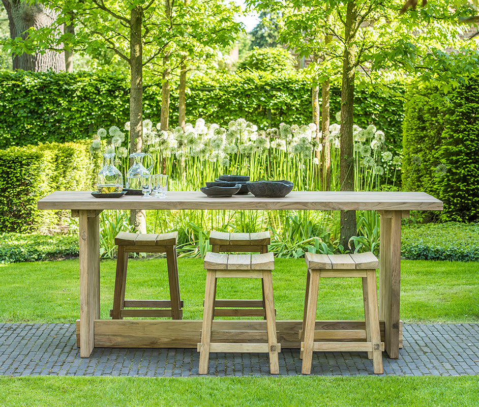 Outdoor Barhocker Alexi aus recyceltem Teakholz von Gommaire im rustikalen Design.