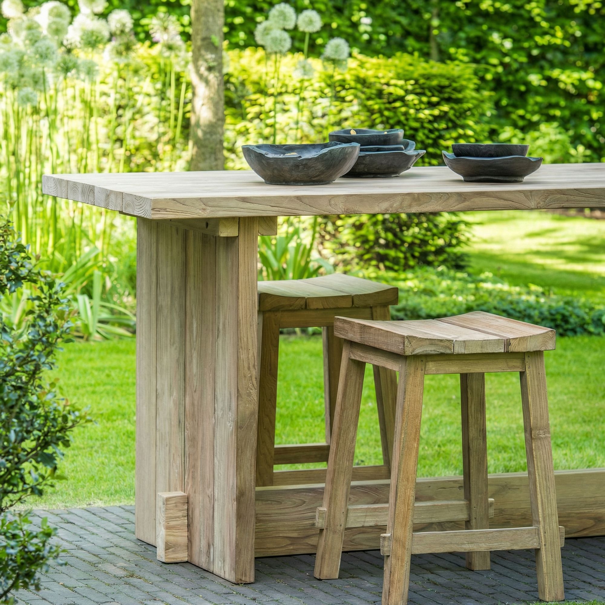Outdoor Barhocker Alexi aus recyceltem Teakholz von Gommaire im rustikalen Design.