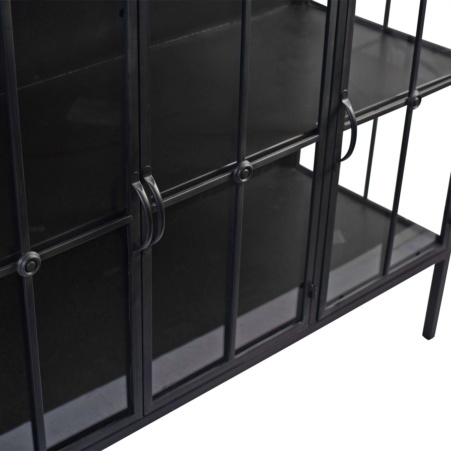 Perspektivische Ansicht des Cave Black Iron Cabinet Low zeigt die Eleganz des Metallgestells.