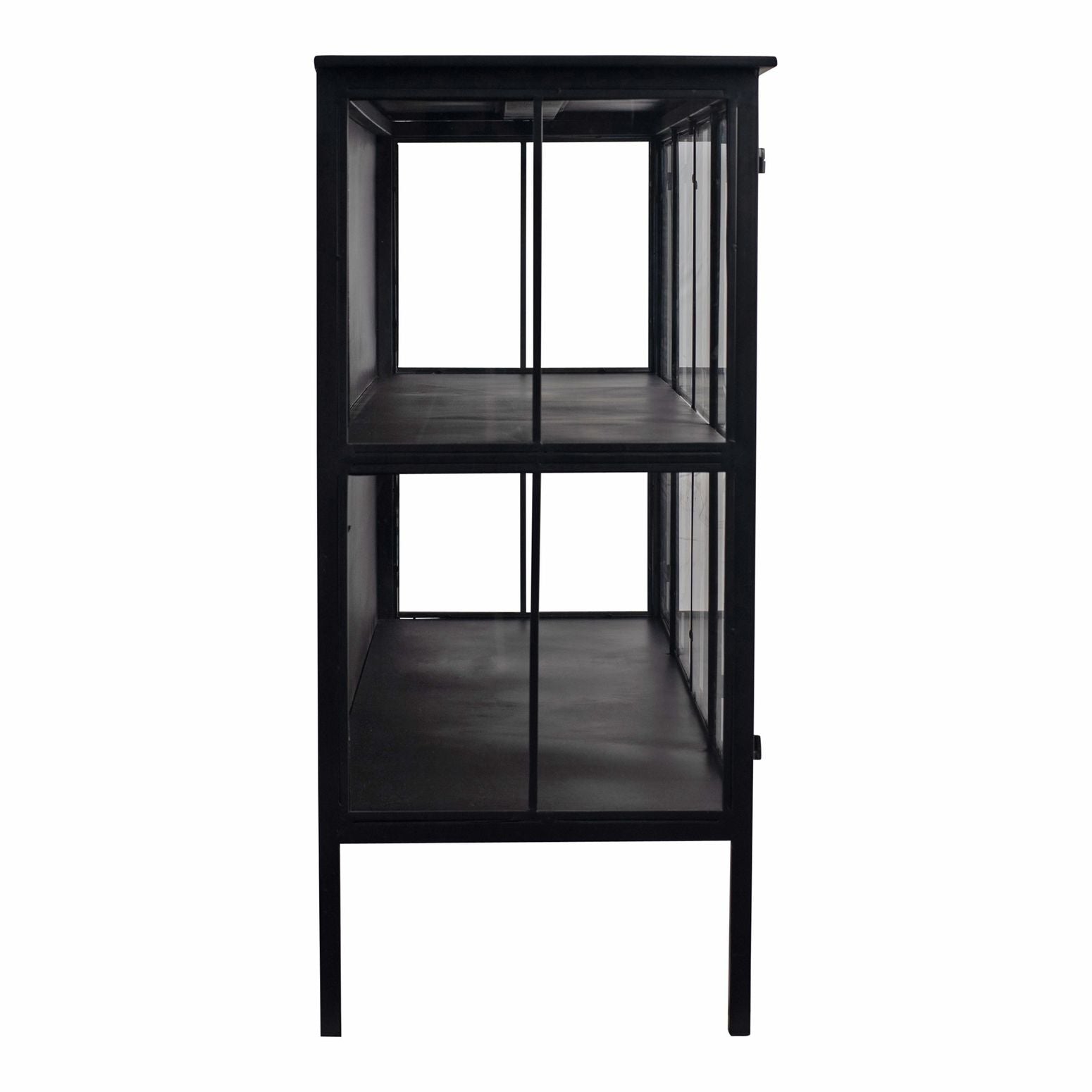 Seitenansicht des Cave Black Iron Cabinet Low zeigt die Eleganz des Metallgestells.