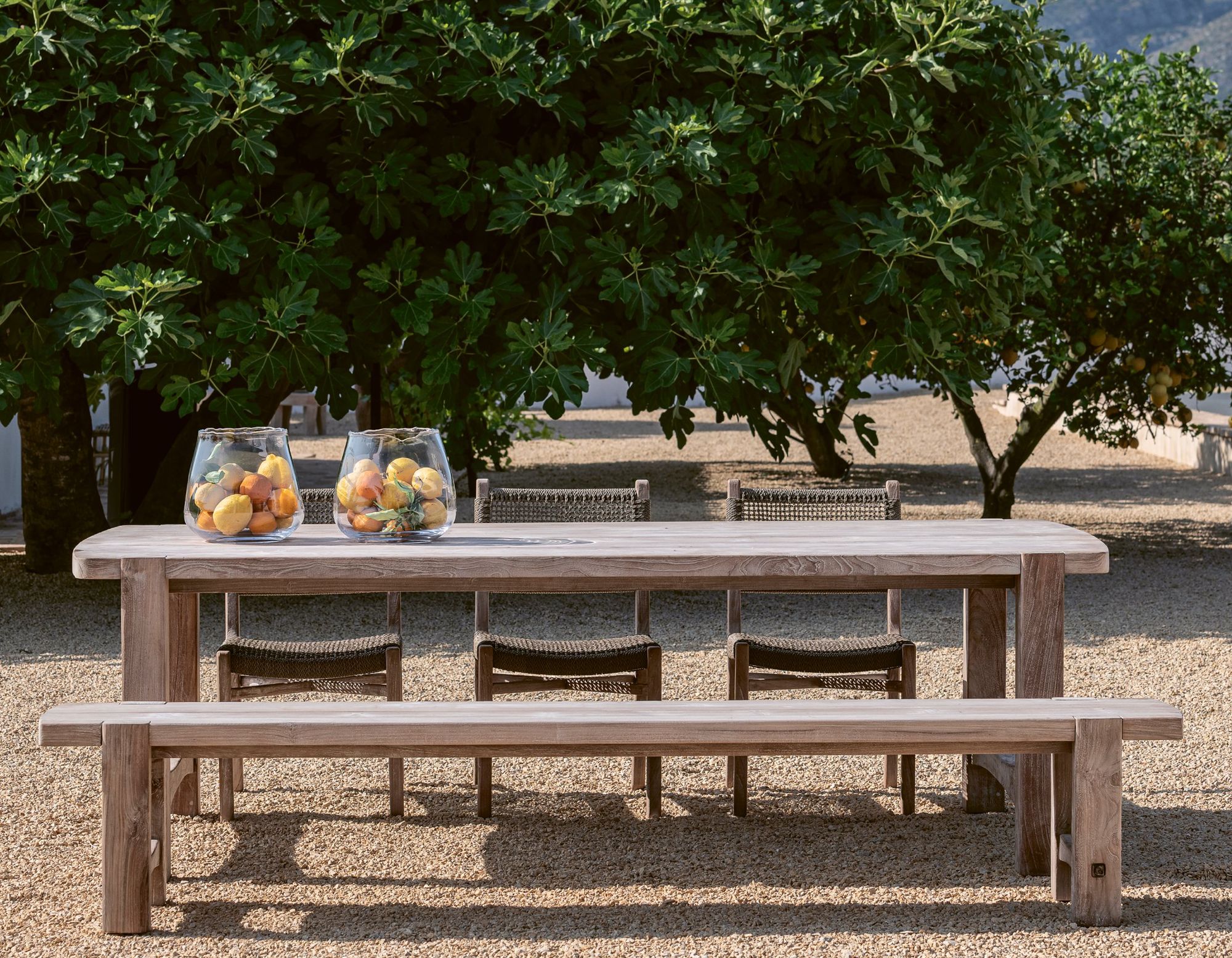 Stuhl Fiona Teak aus unbehandeltem, recyceltem Teakholz mit Sitzfläche aus PE Rattan Natural Grey | optional mit Sitz- und Rückenpolster