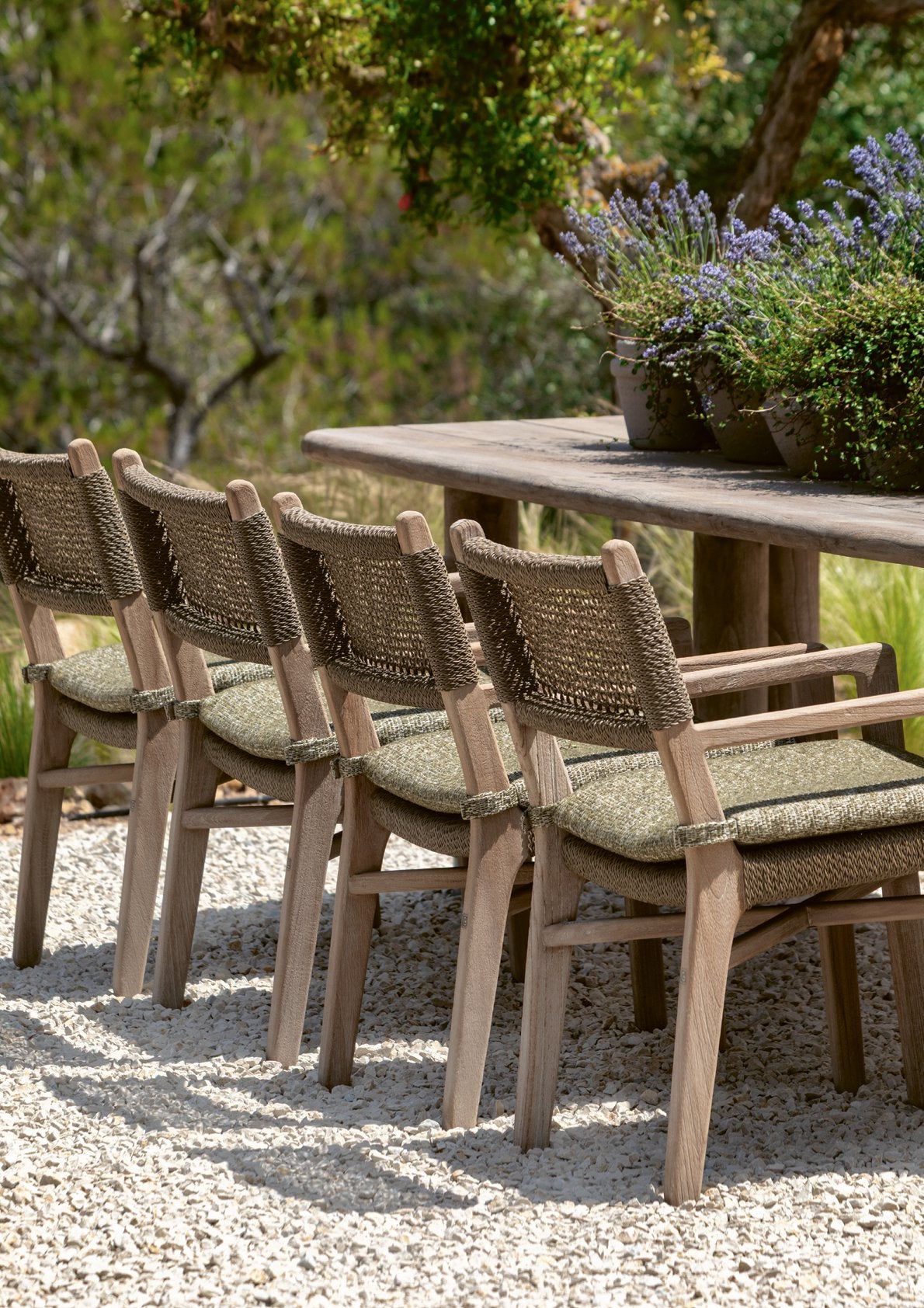 Armlehnenstuhl Fiona Teak aus unbehandeltem, recyceltem Teakholz mit handgeflochtener Sitzfläche aus PE Rattan Natural Grey | optional mit Sitz- und Rückenpolster