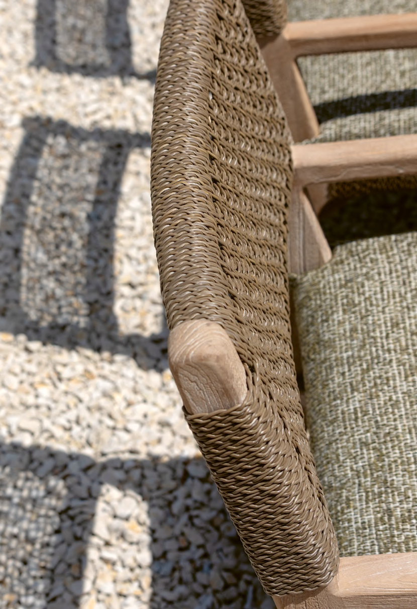 Armlehnenstuhl Fiona Teak aus unbehandeltem, recyceltem Teakholz mit handgeflochtener Sitzfläche aus PE Rattan Natural Grey | optional mit Sitz- und Rückenpolster