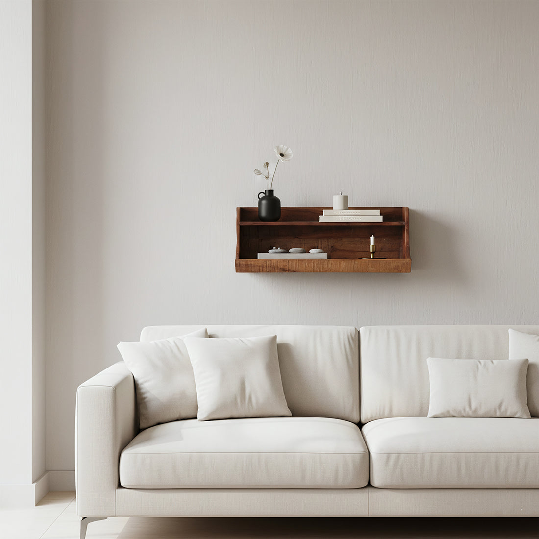 Heritage Wandregal über Sofa im Wohnzimmer