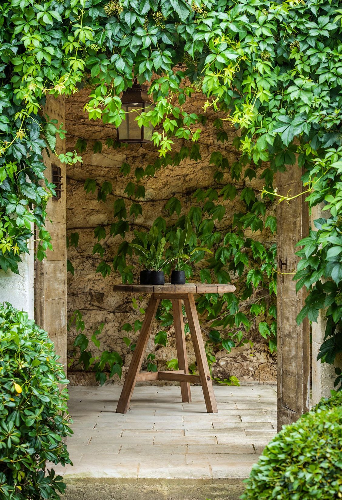 Der runde Outdoor Bartisch Anton von Gommaire besteht aus Teakholz und überzeugt durch sein schlichtes Design
