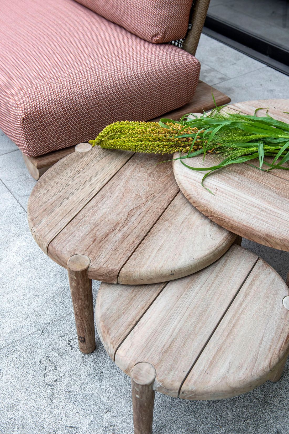 Outdoor Couchtische Floor 3-Set aus massivem Teakholz in Natur Grey Optik | Gommaire bei STUFF Shop kaufen